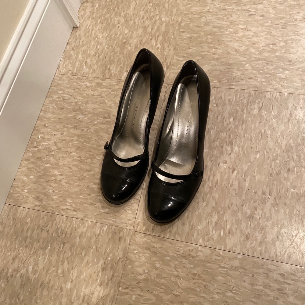 Black shoes/heels/pumps Bandalino size 10